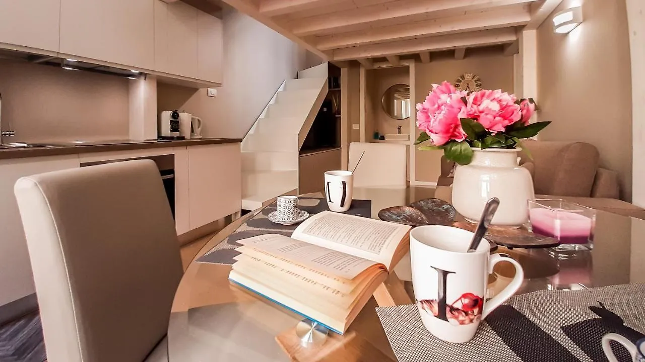Joivy Sophisticated 2 Bedroom Loft For 4 Milano 0*,  Italien